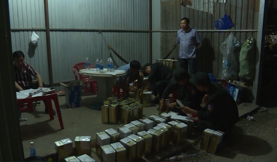 Đại gia Trịnh Sướng cùng 38 bị can khác đã sản xuất xăng giả thế nào? - 2 Đại gia Trịnh Sướng cùng 38 bị can khác đã sản xuất xăng giả thế nào? - 2