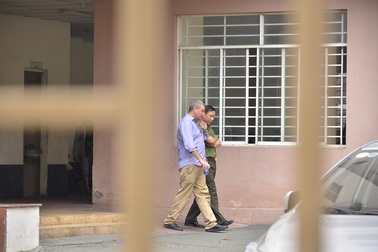 Ông bố ngoại quốc “khống chế” 2 con nhỏ: Thương thuyết bất thành