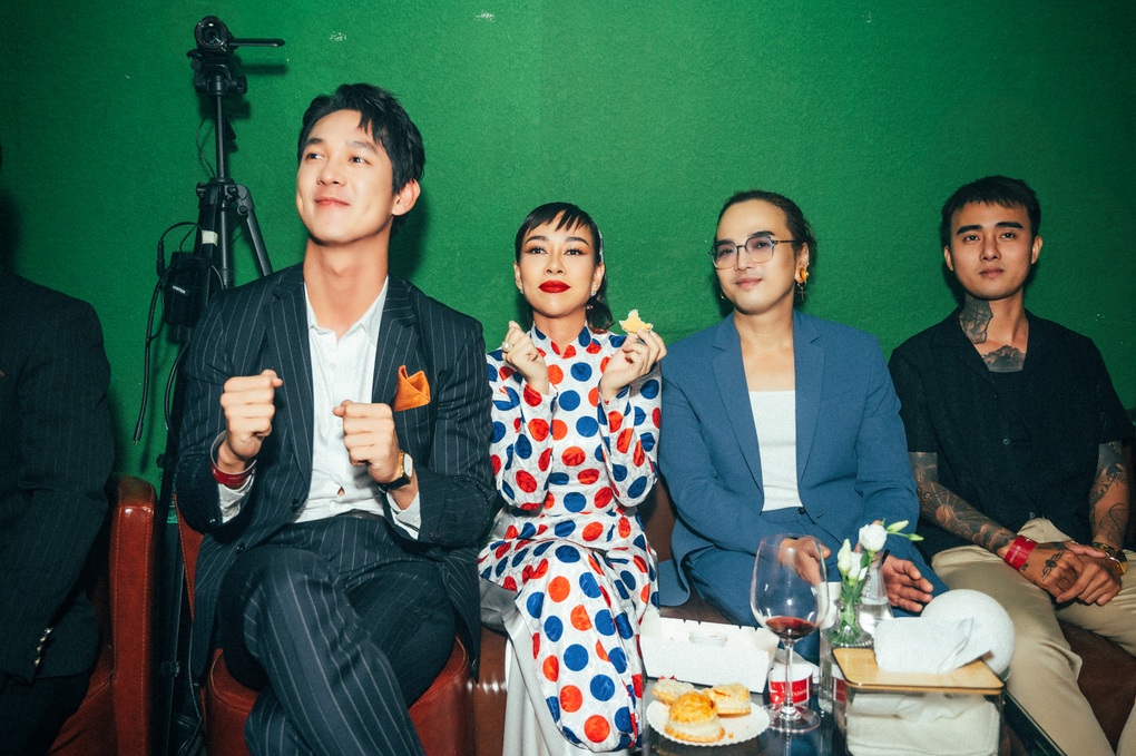 Nam Anh - Nam Em đối lập phong cách khi đi nghe nhạc phòng trà - 7 Nam Anh - Nam Em đối lập phong cách khi đi nghe nhạc phòng trà - 7
