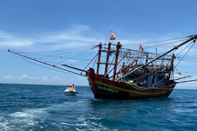 Hai tàu cá chìm trên biển: Phát hiện ngư dân mắc kẹt trong con tàu đắm