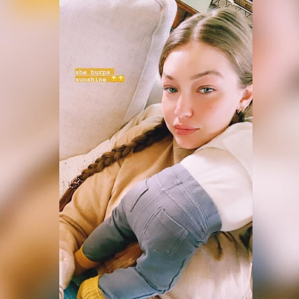 Gigi Hadid sành điệu đưa con gái nhỏ ra phố - 4 Gigi Hadid sành điệu đưa con gái nhỏ ra phố - 4