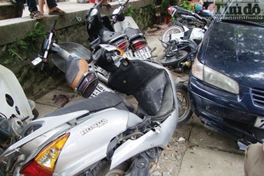 Camry “điên” hất người lên capô, hạ gục 7 xe máy