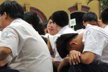 "Chồng các cuốn sách phải học lên dày 30cm, thật thương các cháu học sinh"