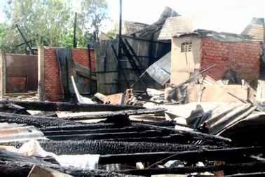 "Bà hoả" thiêu rụi 12 căn nhà, thiệt hại khoảng 1,5 tỷ đồng