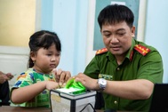 Người dân TPHCM gác việc, đưa trẻ nhỏ đi làm căn cước