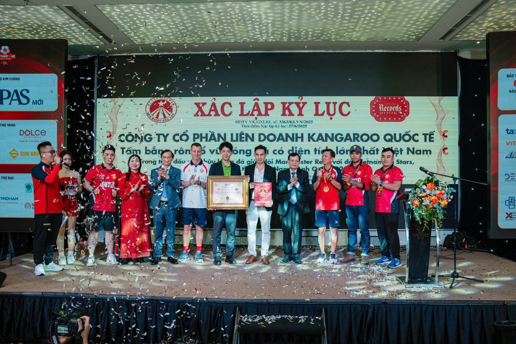 Màn chào đón Man United được xác lập kỷ lục Việt Nam - 2 Màn chào đón Man United được xác lập kỷ lục Việt Nam - 2