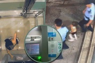 Bé gái 8 tuổi lạc người thân, bấm một nút đặc biệt trên máy ATM kêu cứu