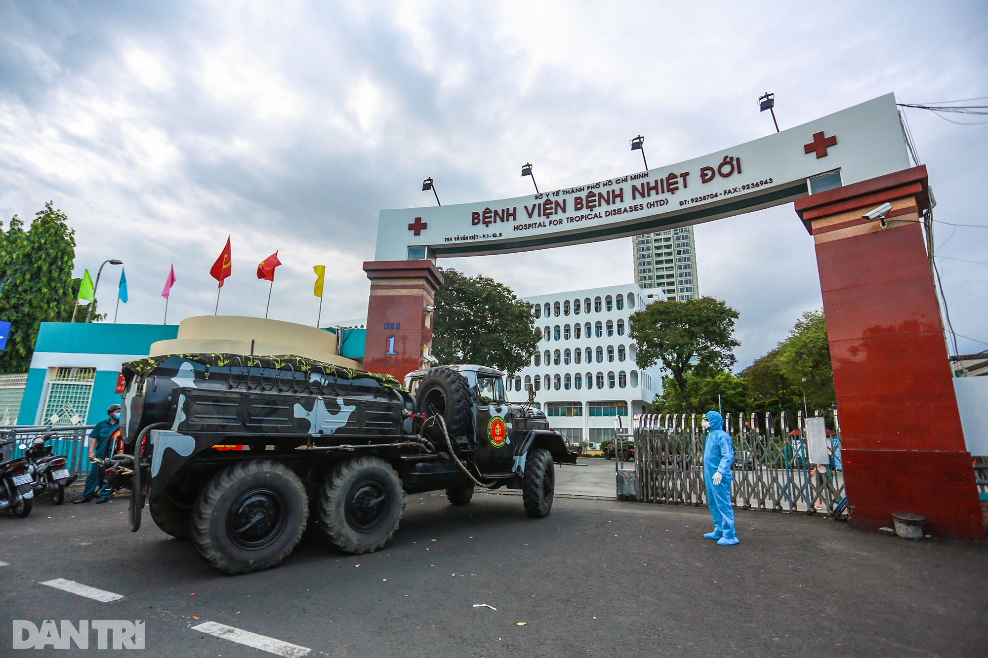 Khử khuẩn toàn bộ BV Bệnh Nhiệt Đới TPHCM, nơi có 53 ca nhiễm SARS-CoV-2 - 1 Khử khuẩn toàn bộ BV Bệnh Nhiệt Đới TPHCM, nơi có 53 ca nhiễm SARS-CoV-2 - 1