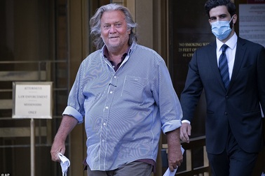 Cựu trợ lý của ông Trump không nhận tội lừa đảo