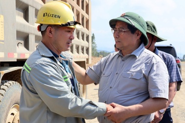 Thủ tướng động viên công nhân thi công các tuyến cao tốc huyết mạch