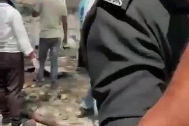 Lực lượng cứu hộ tại hiện trường vụ rơi máy bay ở Ấn Độ