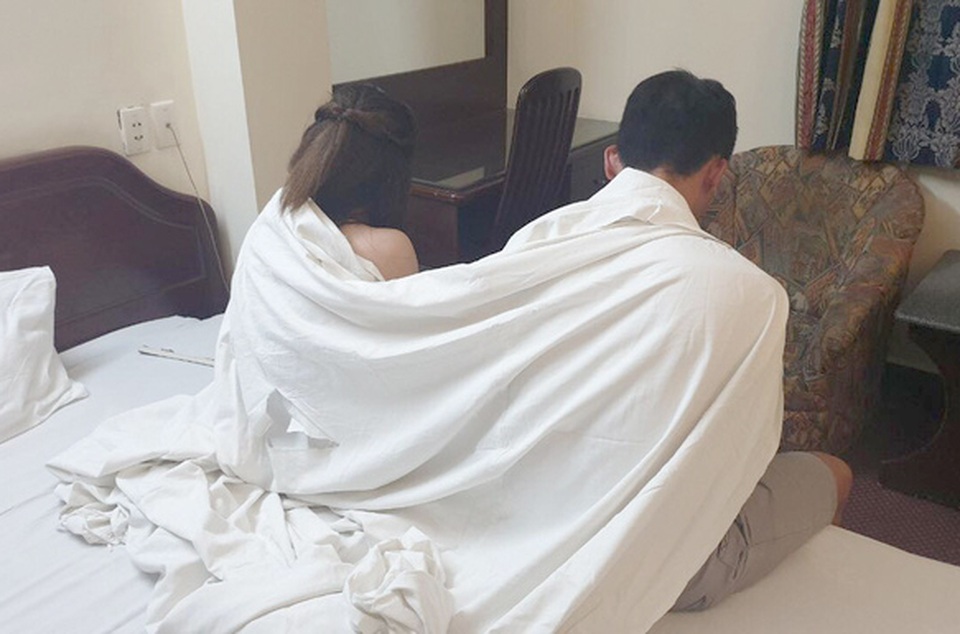 Tạm giữ nữ quản lý nhà hàng “điều” tiếp viên bán dâm - 2 Tạm giữ nữ quản lý nhà hàng “điều” tiếp viên bán dâm - 2