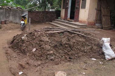 Mất nhà vì tin thầy bói phán dưới đất có vàng