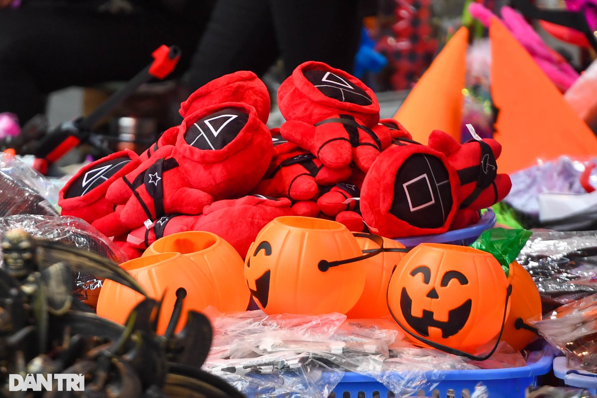 Phố đồ chơi Hàng Mã ảm đạm, vắng khách trong ngày cận kề dịp lễ Halloween - 17 Phố đồ chơi Hàng Mã ảm đạm, vắng khách trong ngày cận kề dịp lễ Halloween - 17