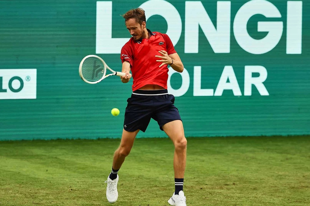 Medvedev bị loại, Zverev đi tiếp ở Halle Open - 1