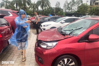 Đỗ trên cao tránh ngập, hàng loạt ô tô lại bị vỡ kính, móp xe