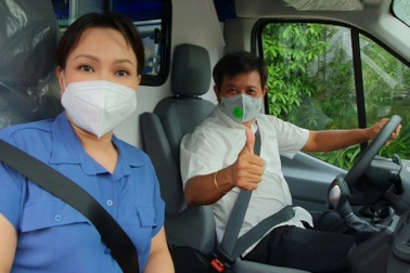 Việt Hương trao tặng xe cứu thương 2,5 tỷ cho ông Đoàn Ngọc Hải