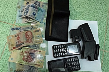 Dùng dao và roi điện cướp tài sản người đi đường