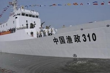 Trung Quốc cử tàu ngư chính lớn nhất xâm phạm Trường Sa