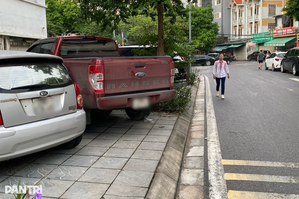 Hà Nội: Đường đến trường bị ô tô bủa vây, học sinh phải xuống lòng đường - 2 Hà Nội: Đường đến trường bị ô tô bủa vây, học sinh phải xuống lòng đường - 2