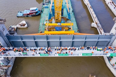 TPHCM: Lắp 2 cửa van nặng 460 tấn để ngăn triều, chống ngập