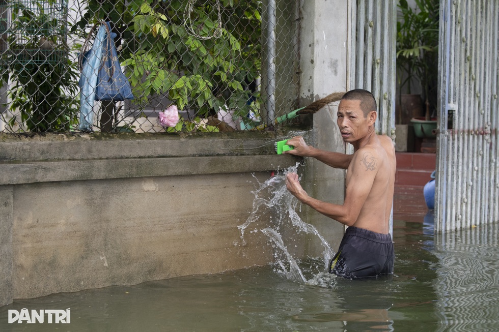 Mầm bệnh theo dòng nước bủa vây người dân tại rốn lũ Hà Nội - 20