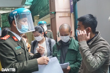 Hàng trăm người xếp hàng chờ làm hộ chiếu ngày đầu năm