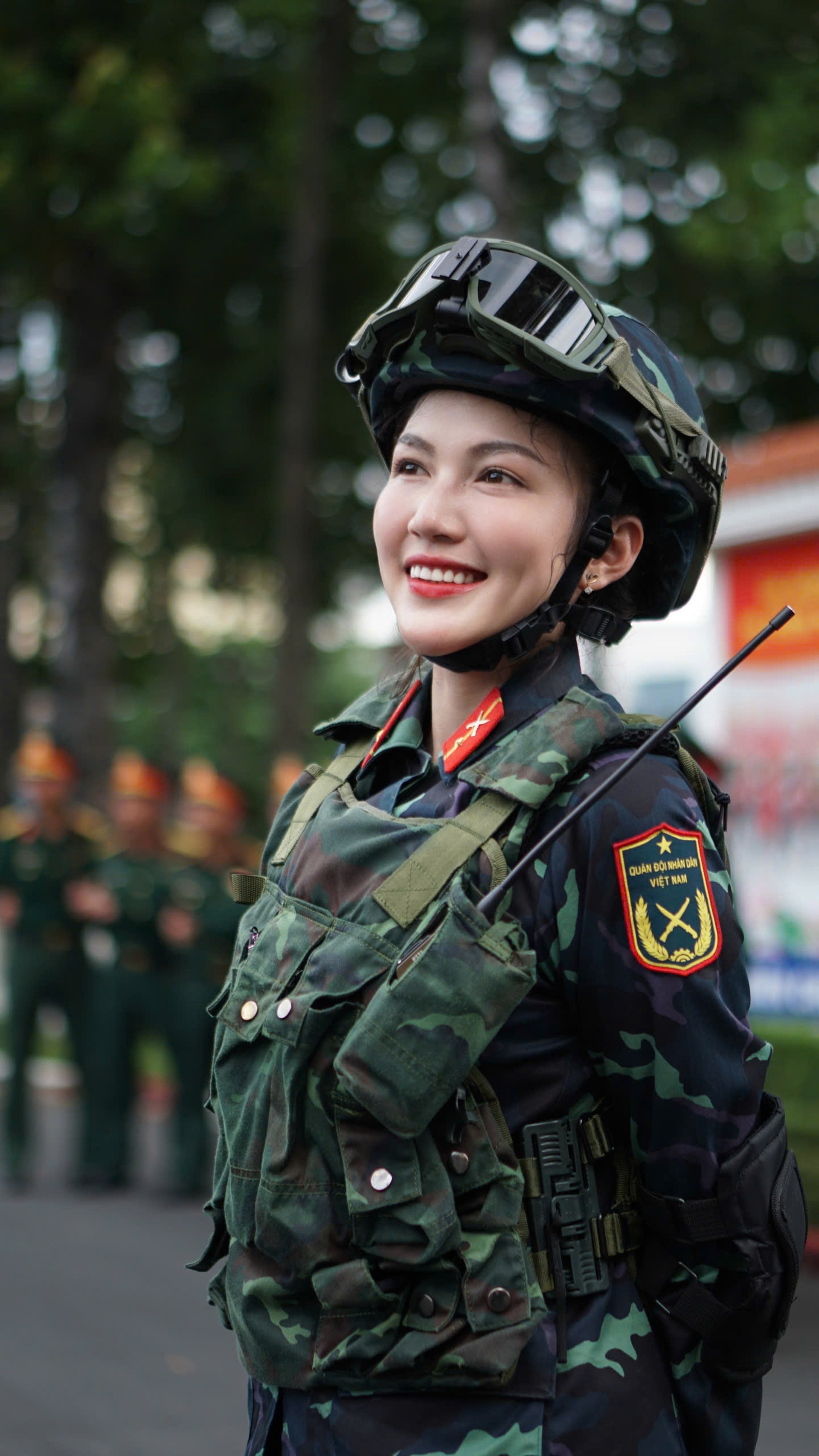 Cô gái xinh đẹp trong video trò chuyện với Đại tướng Phan Văn Giang gây sốt - 8 Cô gái xinh đẹp trong video trò chuyện với Đại tướng Phan Văn Giang gây sốt - 8