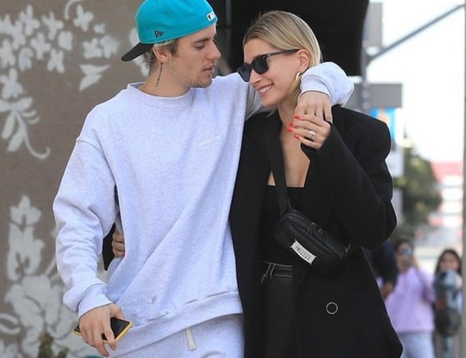Justin Bieber tình tứ hôn vợ trên phố - 6 Justin Bieber tình tứ hôn vợ trên phố - 6