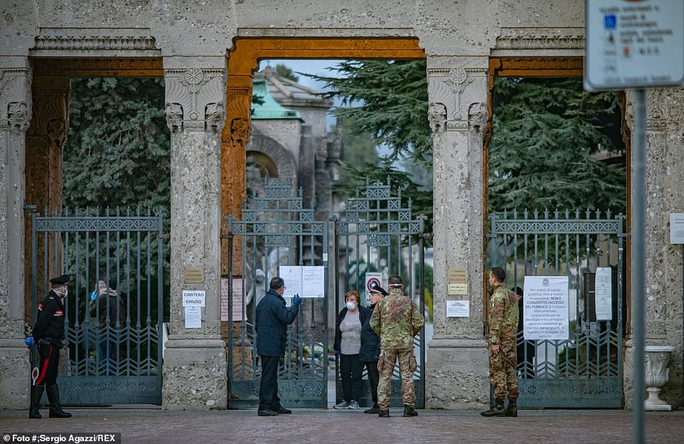 Xe quân sự xếp hàng dài di chuyển thi thể bệnh nhân Covid-19 ở Italia - 1 Xe quân sự xếp hàng dài di chuyển thi thể bệnh nhân Covid-19 ở Italia - 1