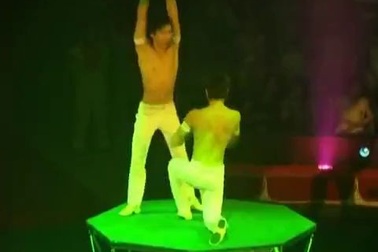 Một phần biểu diễn của hai anh em Giang Quốc Cơ - Giang Quốc Nghiệp