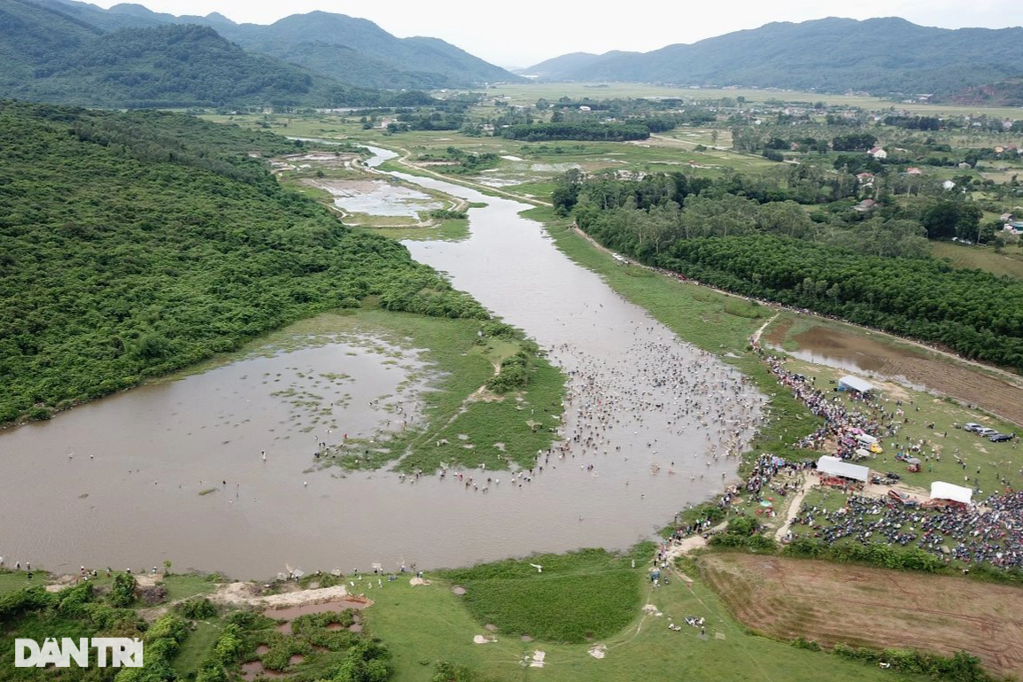 Độc đáo hàng nghìn nơm thủ lao xuống hồ đánh cá, tìm vận may ở Hà Tĩnh - 1 Độc đáo hàng nghìn nơm thủ lao xuống hồ đánh cá, tìm vận may ở Hà Tĩnh - 1