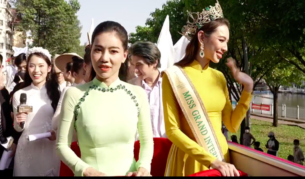 Hoa hậu Thùy Tiên bật khóc trong buổi diễu hành mừng chiến thắng - 6 Hoa hậu Thùy Tiên bật khóc trong buổi diễu hành mừng chiến thắng - 6