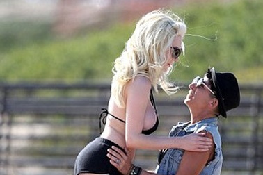 Cô dâu tuổi teen tình tứ phụ nữ trên biển