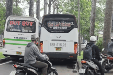 Hai xe khách dừng chắn hết làn đường ở TPHCM, 10 xe máy phải leo vỉa hè