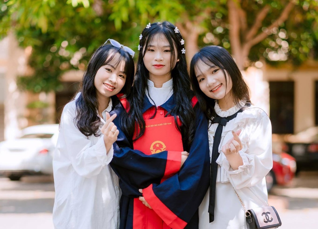 Nữ sinh lập hat-trick tại kỳ thi tốt nghiệp THPT năm 2022 - 3 Nữ sinh lập hat-trick tại kỳ thi tốt nghiệp THPT năm 2022 - 3
