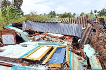 Mưa dông lớn làm 18 căn nhà hư hại, chìm 2 tàu cá, 1 người mất tích