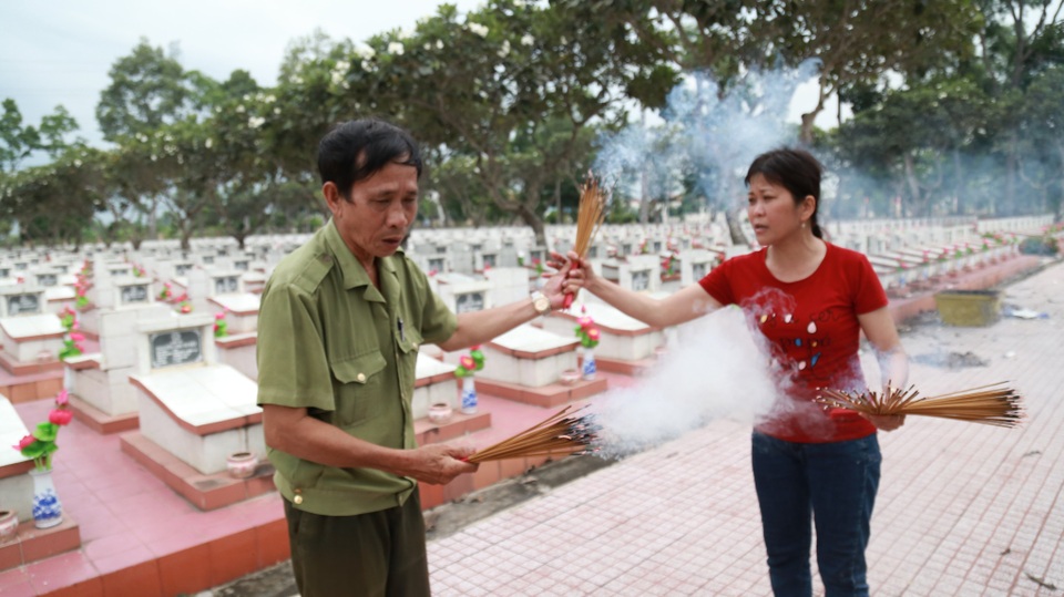 Người lính già đi khắp đất nước thắp nhang mộ liệt sĩ - 7 Người lính già đi khắp đất nước thắp nhang mộ liệt sĩ - 7