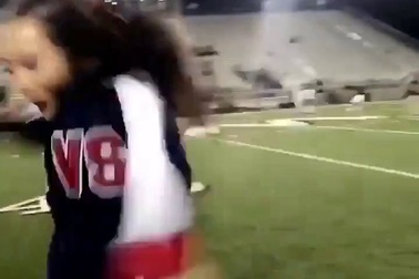 Nữ hoạt náo việc thực hiện thử thách “chiếc hộp vô hình” khiến nhiều người ngỡ ngàng