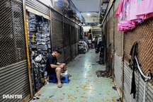 Hàng trăm gian hàng chợ Đồng Xuân "đắp chiếu", không bóng người