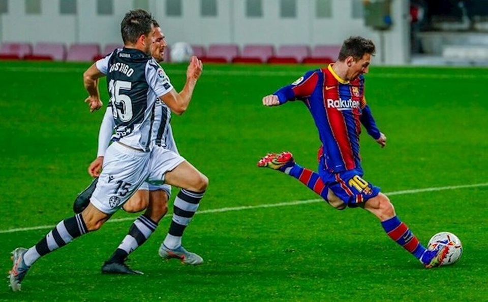 Messi nổi nóng vì bị trọng tài... cản đường - 2 Messi nổi nóng vì bị trọng tài... cản đường - 2