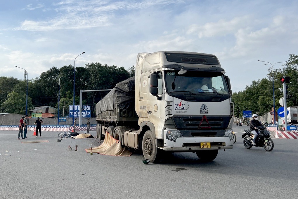 Tạm giữ tài xế xe container liên quan vụ tai nạn 4 người tử vong - 1 Tạm giữ tài xế xe container liên quan vụ tai nạn 4 người tử vong - 1