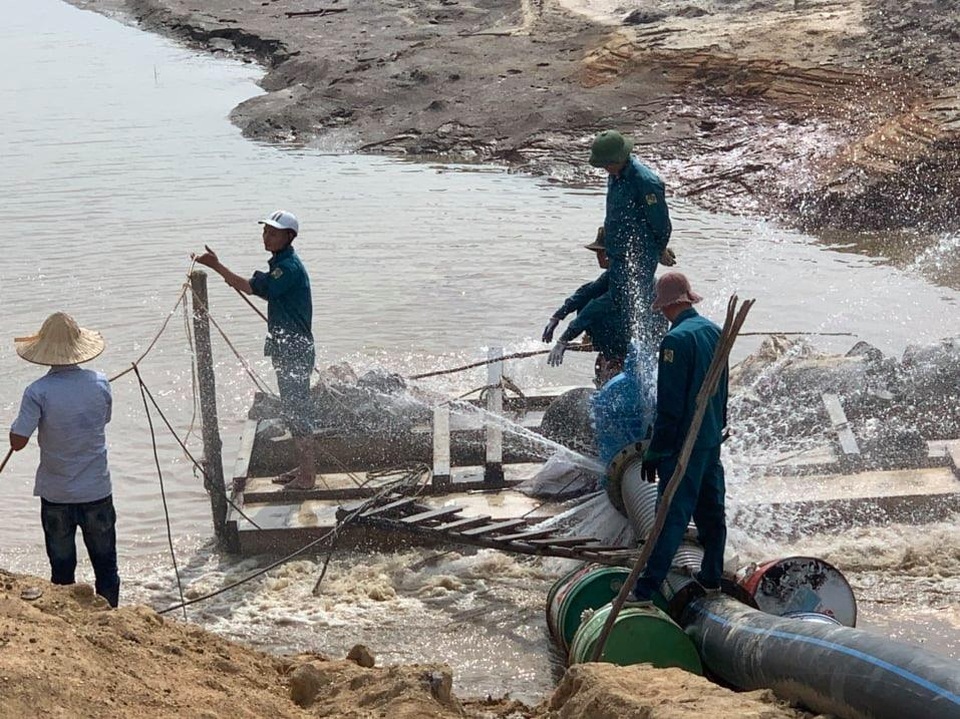 Cận cảnh hồ nước ngọt lớn nhất Quảng Ninh cạn trơ đáy, bò đi lại giữa hồ - 6 Cận cảnh hồ nước ngọt lớn nhất Quảng Ninh cạn trơ đáy, bò đi lại giữa hồ - 6