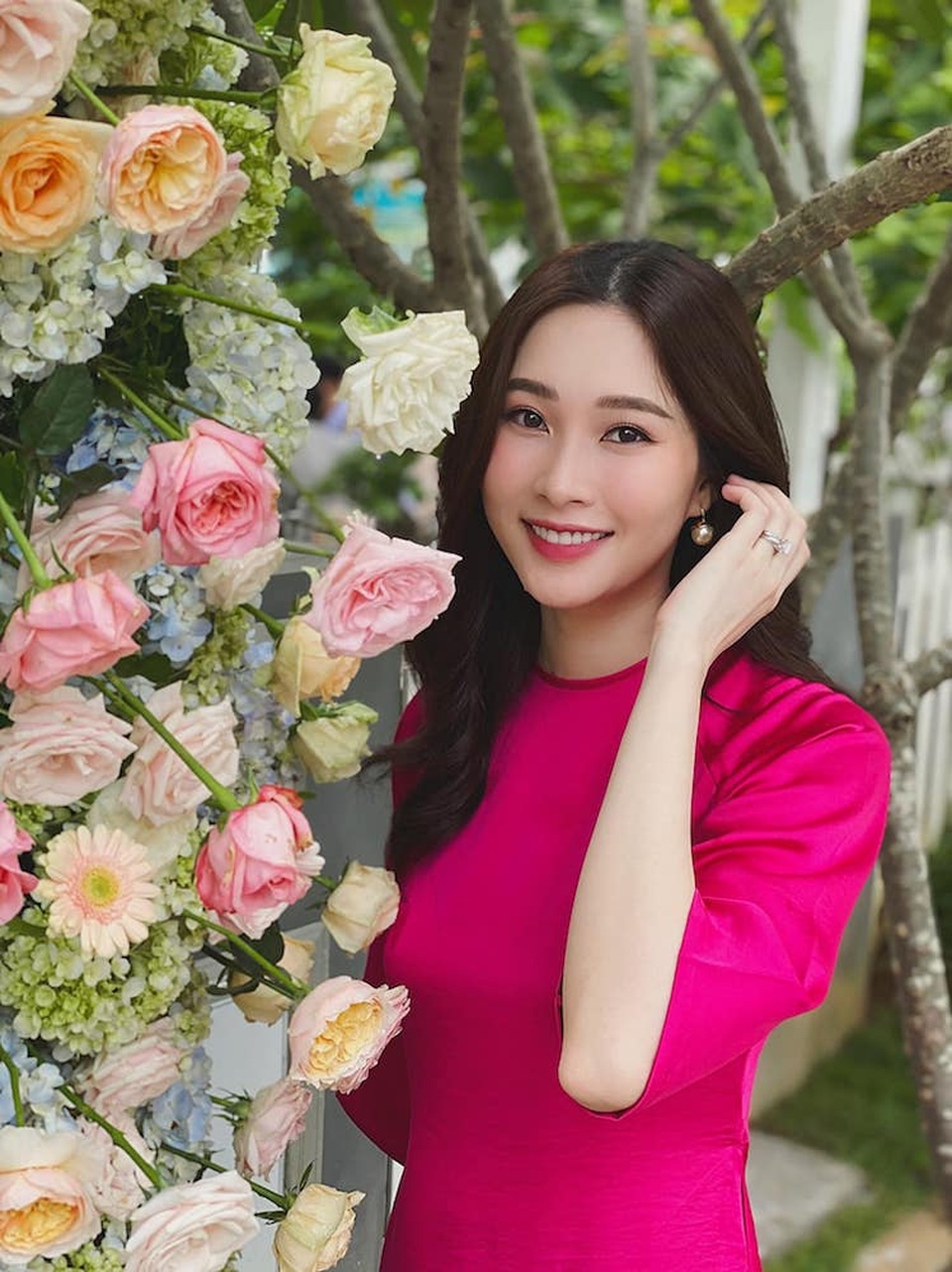 “Bà mẹ một con” Lan Khuê diện áo xẻ sâu, khoe ngực trần táo bạo - 5 “Bà mẹ một con” Lan Khuê diện áo xẻ sâu, khoe ngực trần táo bạo - 5