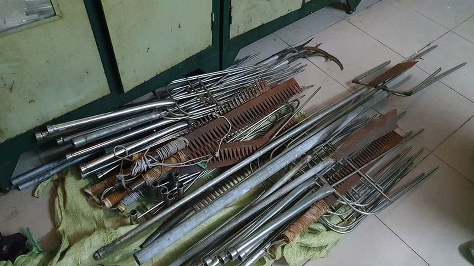 Trữ cả kho hung khí cùng súng nhưng khai gom... bán phế liệu - 1 Trữ cả kho hung khí cùng súng nhưng khai gom... bán phế liệu - 1
