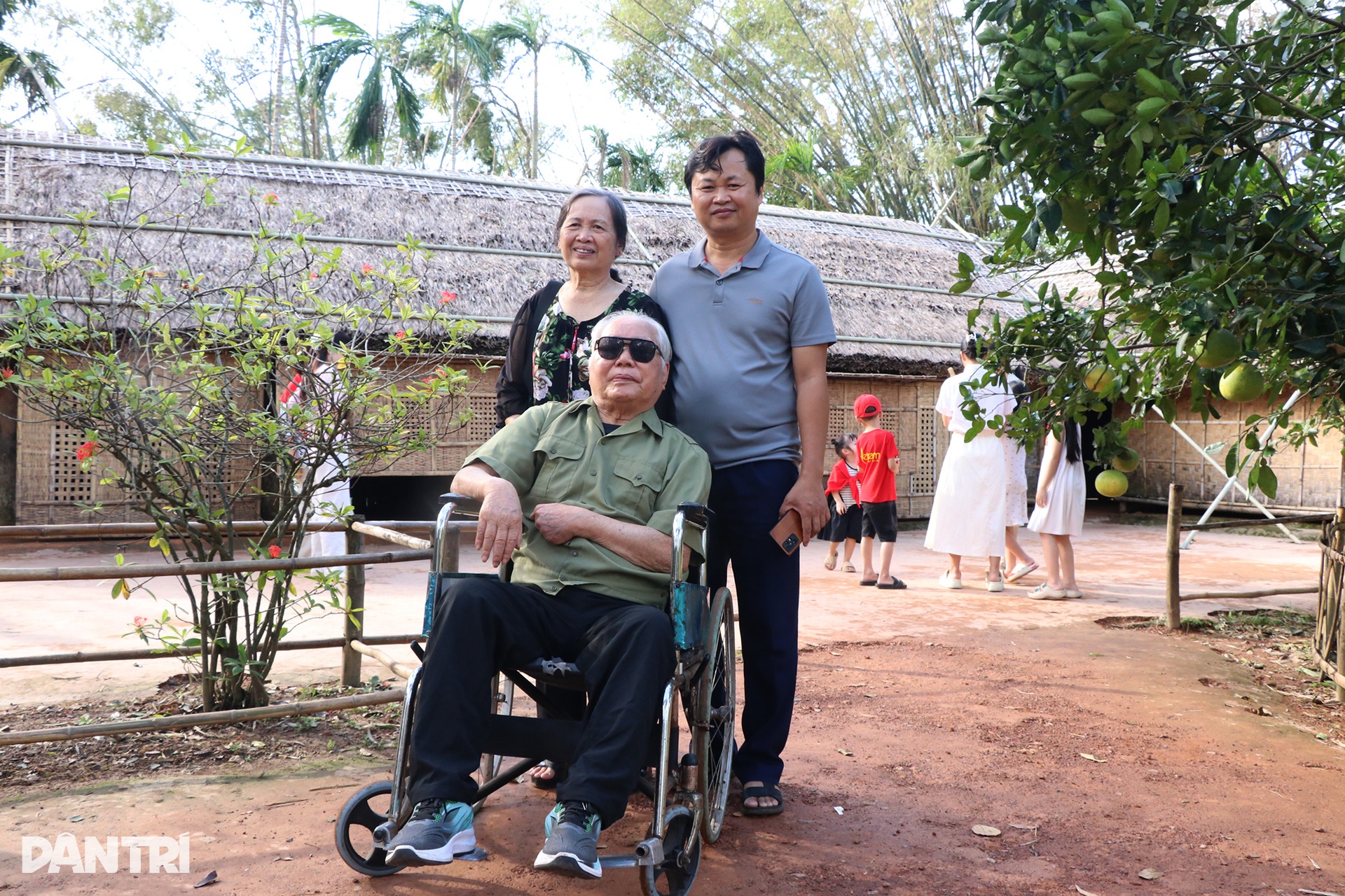 ទាហានខេត្ត Quang Tri Citadel ជិះរទេះរុញទៅលេងស្រុកកំណើតពូ Ho ក្នុងថ្ងៃបុណ្យជាតិ - 4 Người lính Thành cổ Quảng Trị ngồi xe lăn thăm quê Bác ngày Quốc khánh - 4