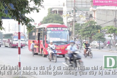 Lạ lùng những chiếc xe lững thững "bò" trên đường Giải Phóng