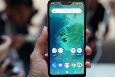 Trên tay Xiaomi Mi A2 Lite sở hữu "tai thỏ" giá 4,7 triệu đồng