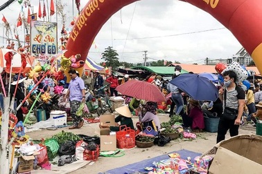 Vạn người nô nức trẩy hội chợ Gò lúc mờ sáng mồng 1 Tết ở Bình Định