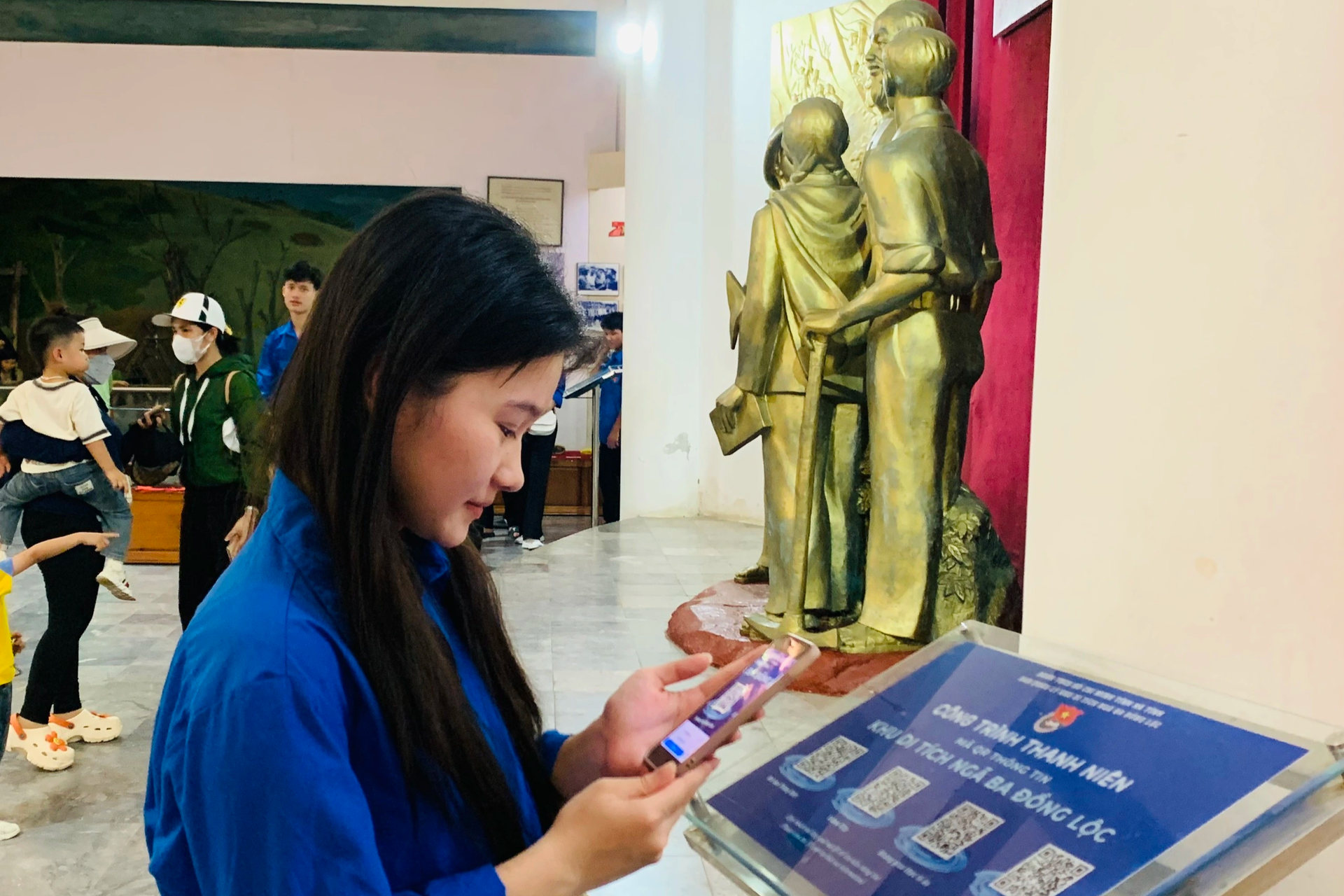 Hàng vạn người vượt nắng nóng hơn 40 độ C về Ngã ba Đồng Lộc - 7 Hàng vạn người vượt nắng nóng hơn 40 độ C về Ngã ba Đồng Lộc - 7